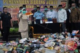 Pemusnahan Minuman Keras dan Petasan