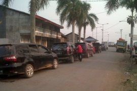 Antrean Panjang Kendaraan Warnai Penyeberangan Sungai Sekura-Sambas 