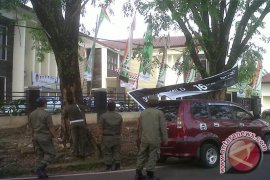 Satpol PP mulai tertibkan alat kampanye Caleg