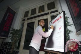 Pewarta foto Antara Jatim terima "Journalist Awards"