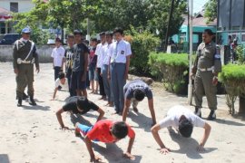 Satpol PP Agam Jaring 13 Pelajar Bolos