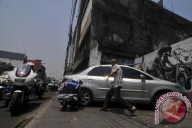 Satpol PP minta maaf soal mobil pelat merah yang parkir di trotoar