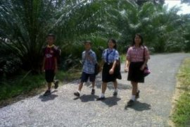 Siswa Pedalaman Landak Bersekolah Jalan Kaki Satu Jam
