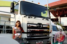 Hino perkenalkan tiga unit truk terbaru