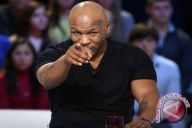 Mike Tyson Bantu Korban Kecelakaan Motor