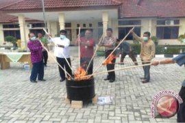Kejari Pangkalpinang Musnahkan Barang Bukti