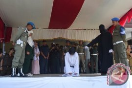 Sepasang Pelaku Khalwat Dicambuk di Takengon