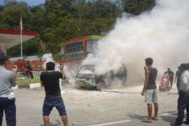 Mobil Angkot Terbakar Di Depan SPBU Kolaka 