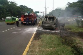 Sebuah angkot hangus terbakar di Kota Bogor