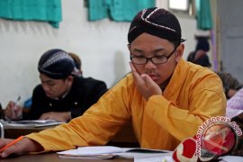 Mengenakan Busana Daerah Page 1 Small