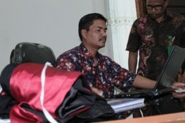 Pegawai PN Padang Kenakan Baju Batik
