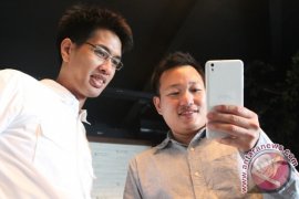  Ponsel HTC Andalan Drew Untuk Buat Video Klip