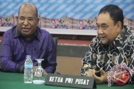 Gubernur Papua dan Ketua PWI Pusat Page 1 Small