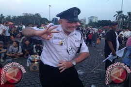 Satpam Bule Ini Suka Sekali pada Gaya Jokowi