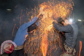 Pemuda Desa Tuban Ikut "Tradisi Mesiat Geni"