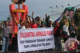 Demo solidaritas terhadap wartawan Makassar Page 1 Small