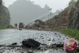 Longsor Timbun Badan Jalan di Aceh Tengah