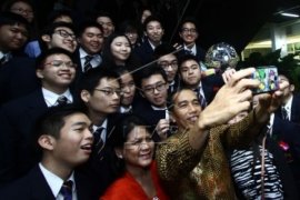 SELFIE BERSAMA PRESIDEN Page 1 Small