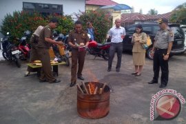 Kejari Ketapang Musnahkan Barang Bukti Kejahatan