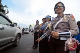 Aksi Simpatik, Polwan Bagi-Bagi Bunga di Hari Ibu