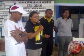 Iluni serahkan bingkisan Natal di Jayapura