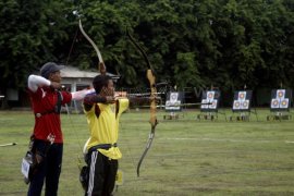 Panah Lima Atlet Nasional Buka Ospek Unitomo