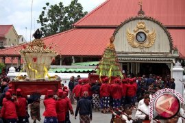 Lima Gunungan Garebek Maulud Ludes dalam Sekejap