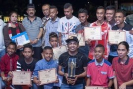 100 Layar Cahaya Dari Timur