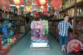 Jelang Imlek, Warga Sungai Ayak Sibuk Hiasi Rumah