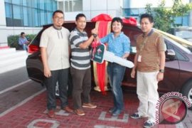 Telkomsel Serahkan Satu Unit Mobil Program Riana