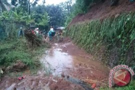 Saluran Irigasi Terganggu Akibat Longsor Di Kawasan Cisarua