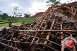 Rumah janda tua ambruk diterjang cuaca ekstrem