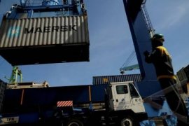 Kapal peti kemas tabrak container crane Pelabuhan Semarang