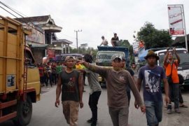 Warga Razia Truk Pengangkut Pasir