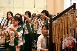  Angklung Tarik Perhatian Warga Kota Pernik Bulgaria