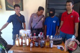 Polsek Denpasar Barat Sita Puluhan Botol Miras