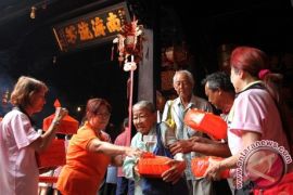 Warga Tionghoa Pangkalpinang Bagi Angpao Imlek