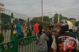 Pedagang Gunakan Tongsis Berjualan Di Pinggir Stasiun