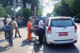 Sopir Angkot Mogok, Mobil Plat Merah Dikerahkan