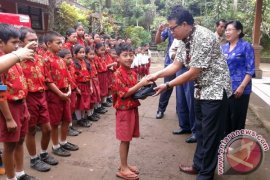 Alfamart Berikan Sepatu Untuk Siswa Di Tabanan