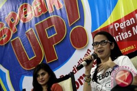 Lewat Puisi Dinda Kanya Dewi Curahkan Isi Hati