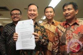 Agus Bacakan Surat Pergantian Pimpinan Fraksi Golkar DPR