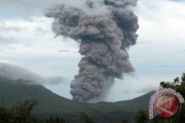 Letusan Gunung Lokon Tomohon diiringi dentuman 