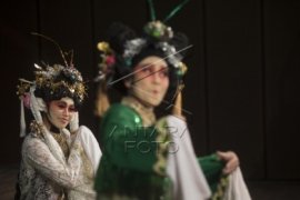 Adegan Opera Ular Putih