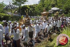 Kegiatan Ritual Betara Turun Kabeh Pura Besakih