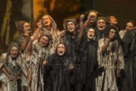 Pertunjukan Opera Ular Putih