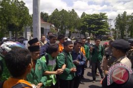 Puluhan mahasiswa Baturaja lakukan aksi damai