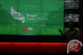 Bima Arya Awasi Taman Melalui Ponsel Pintar