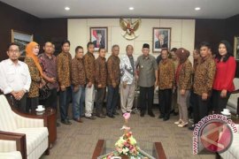 Gubernur Sarankan Apersi Bangun Rusunawa Bagi Guru