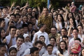 Jokowi Tinjau Ujian Nasional, Pelajar Minta "Selfie"